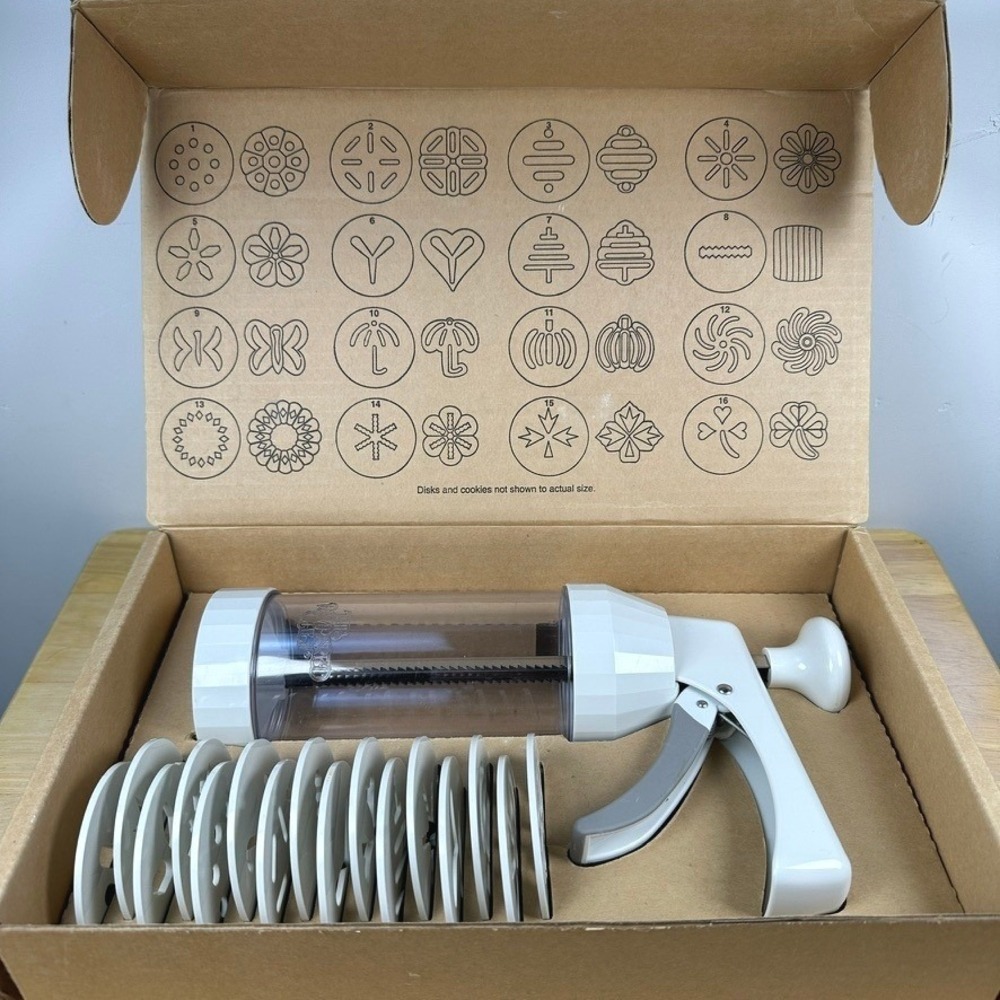 The Pampered Chef Cookie Press #1525 Retired 16 Discs Family Holiday Baking Kids